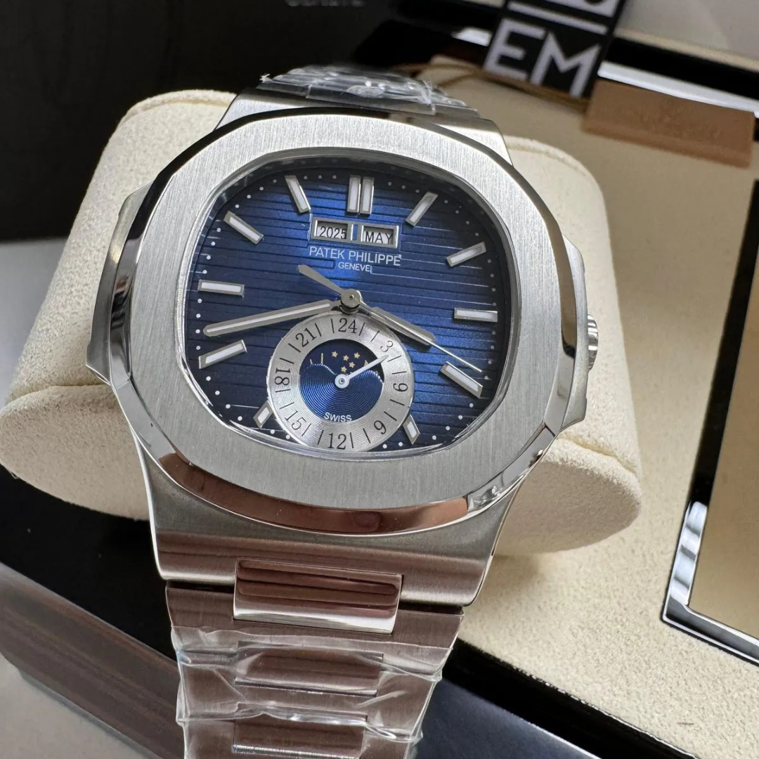 Patek Philippe Nautilus Blau Mondphase Automatik