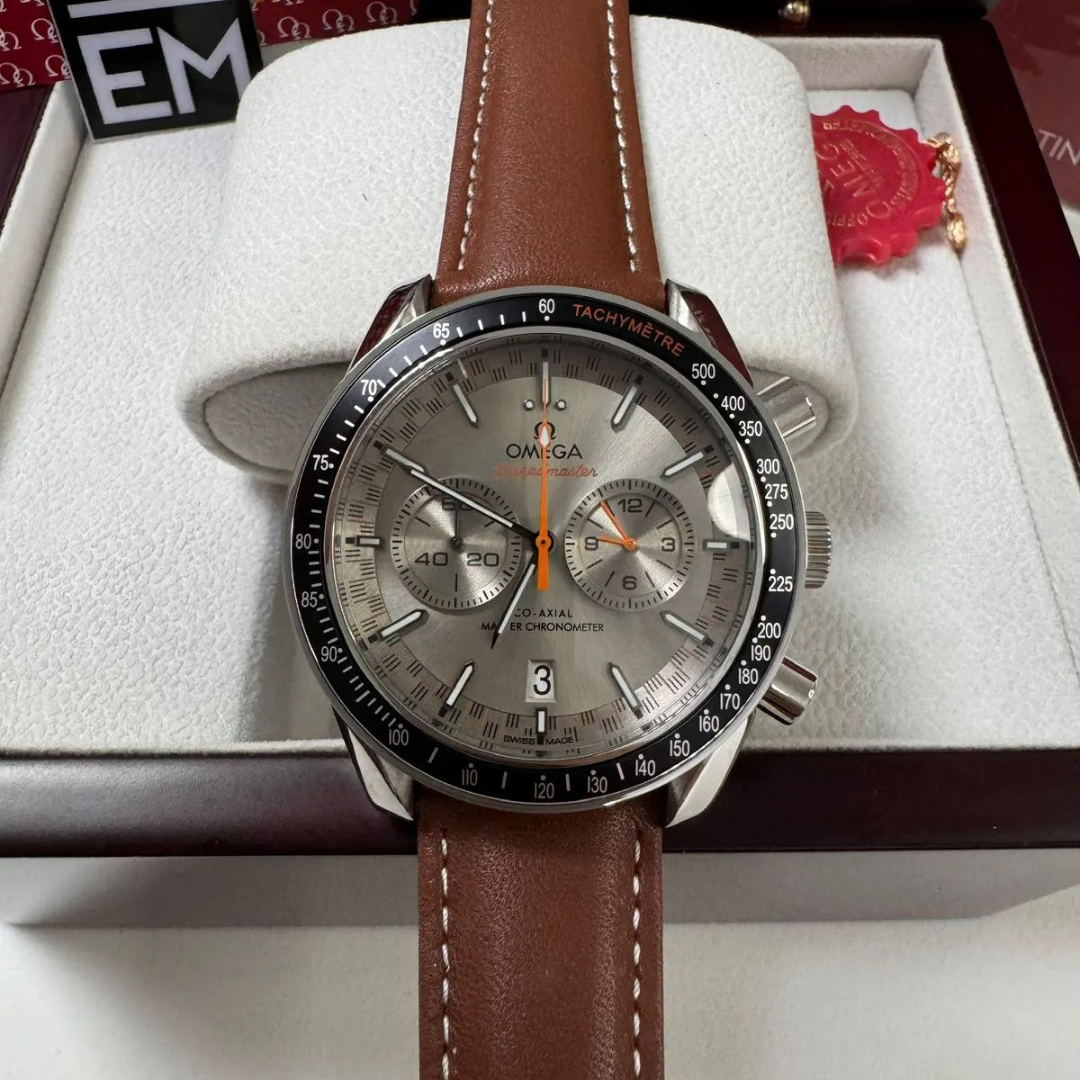 Omega Speedmaster Co-Axial Chronograph Grau/Orange – 42 mm Braun-Lederband