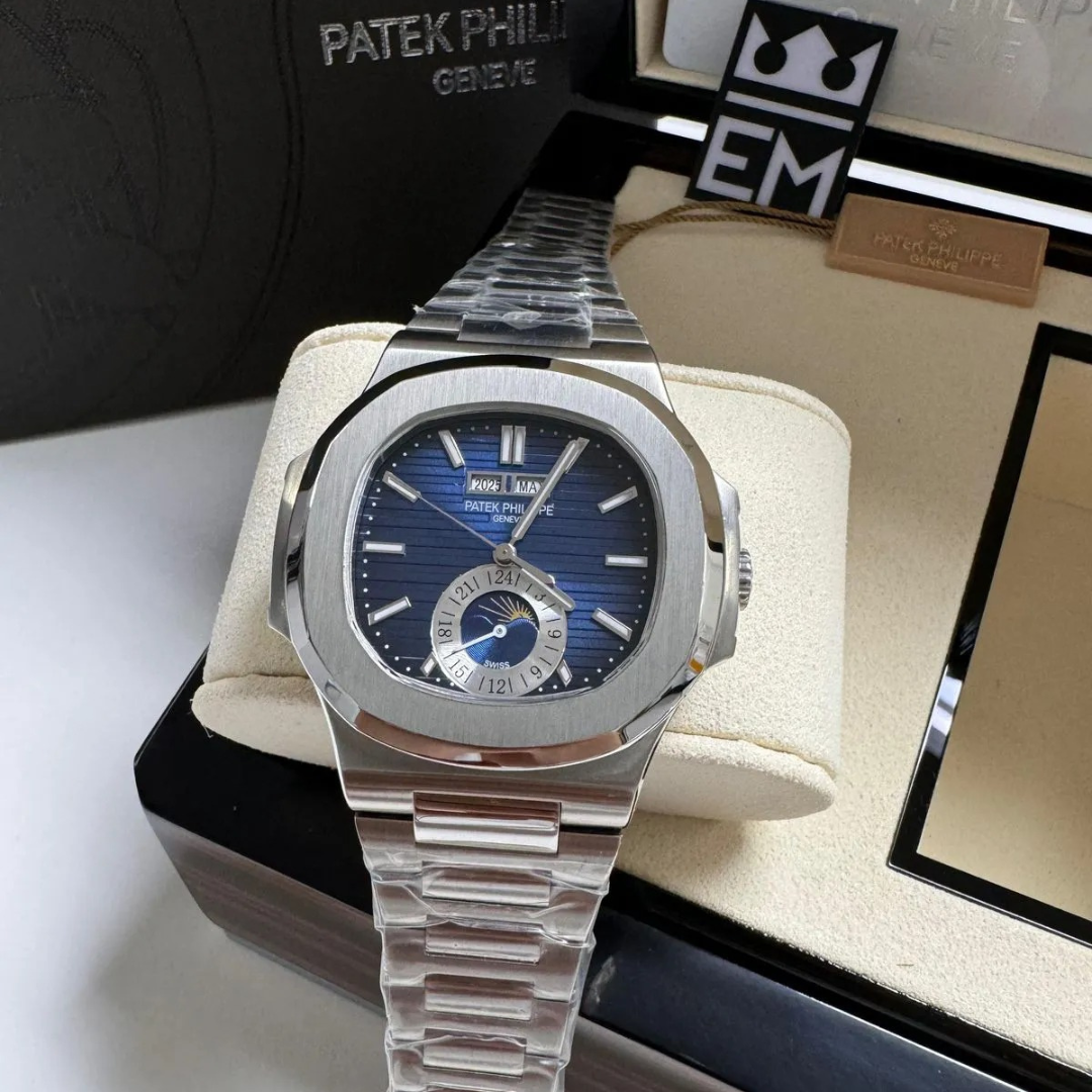 Patek Philippe Nautilus Blau Mondphase Automatik