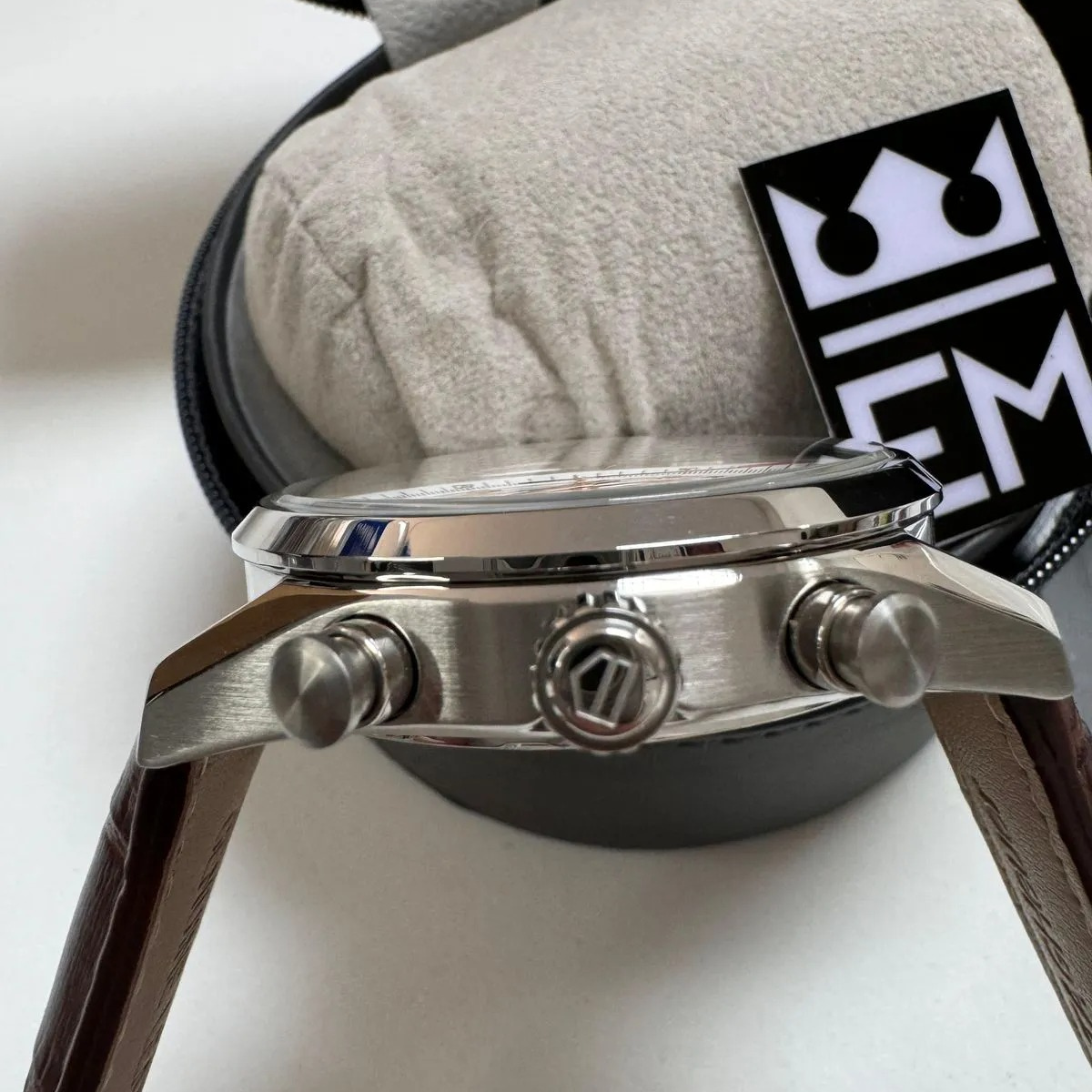 TAG Heuer Carrera Chronograph – Silbernes Zifferblatt & Braunem Lederarmband