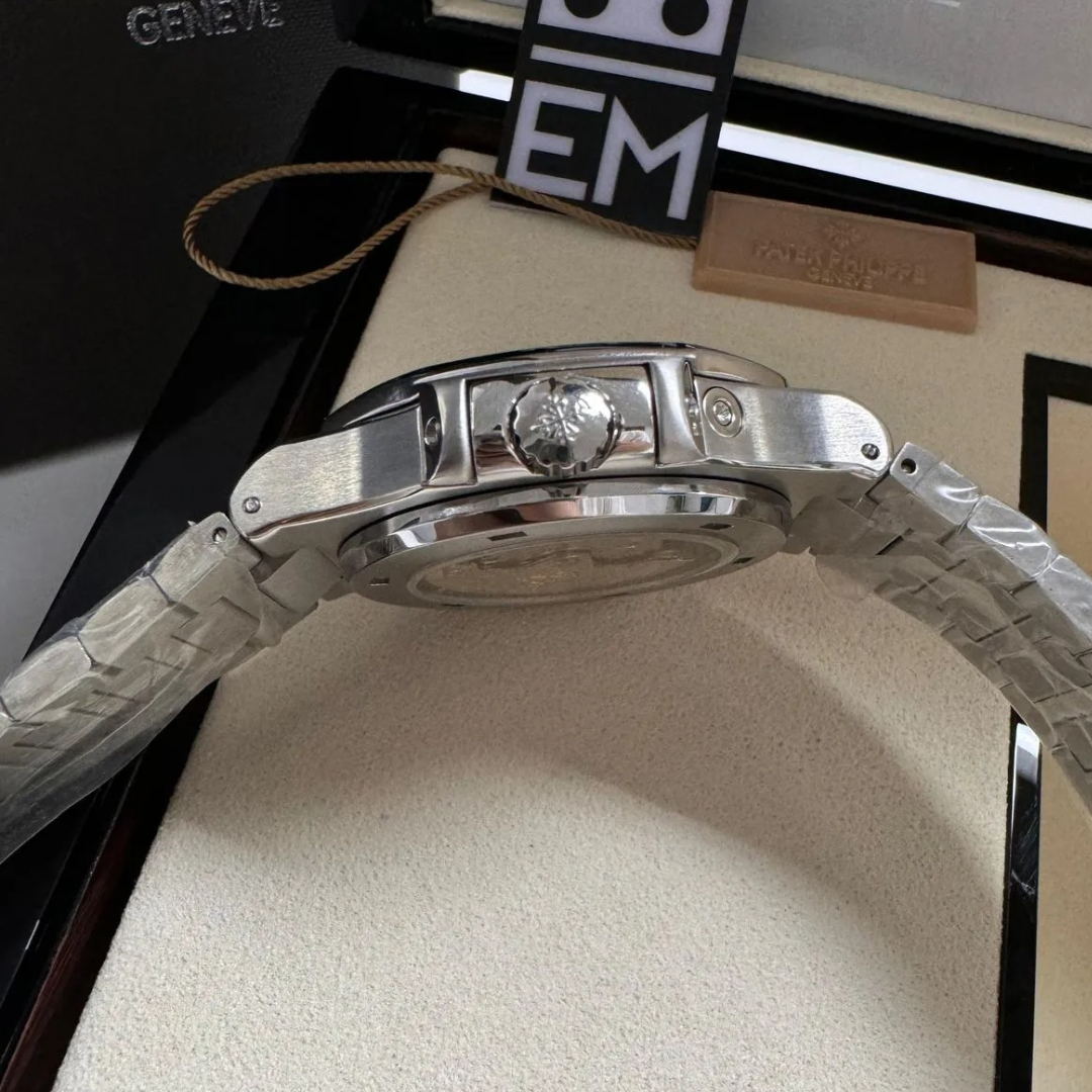 Patek Philippe Nautilus Blau Mondphase Automatik