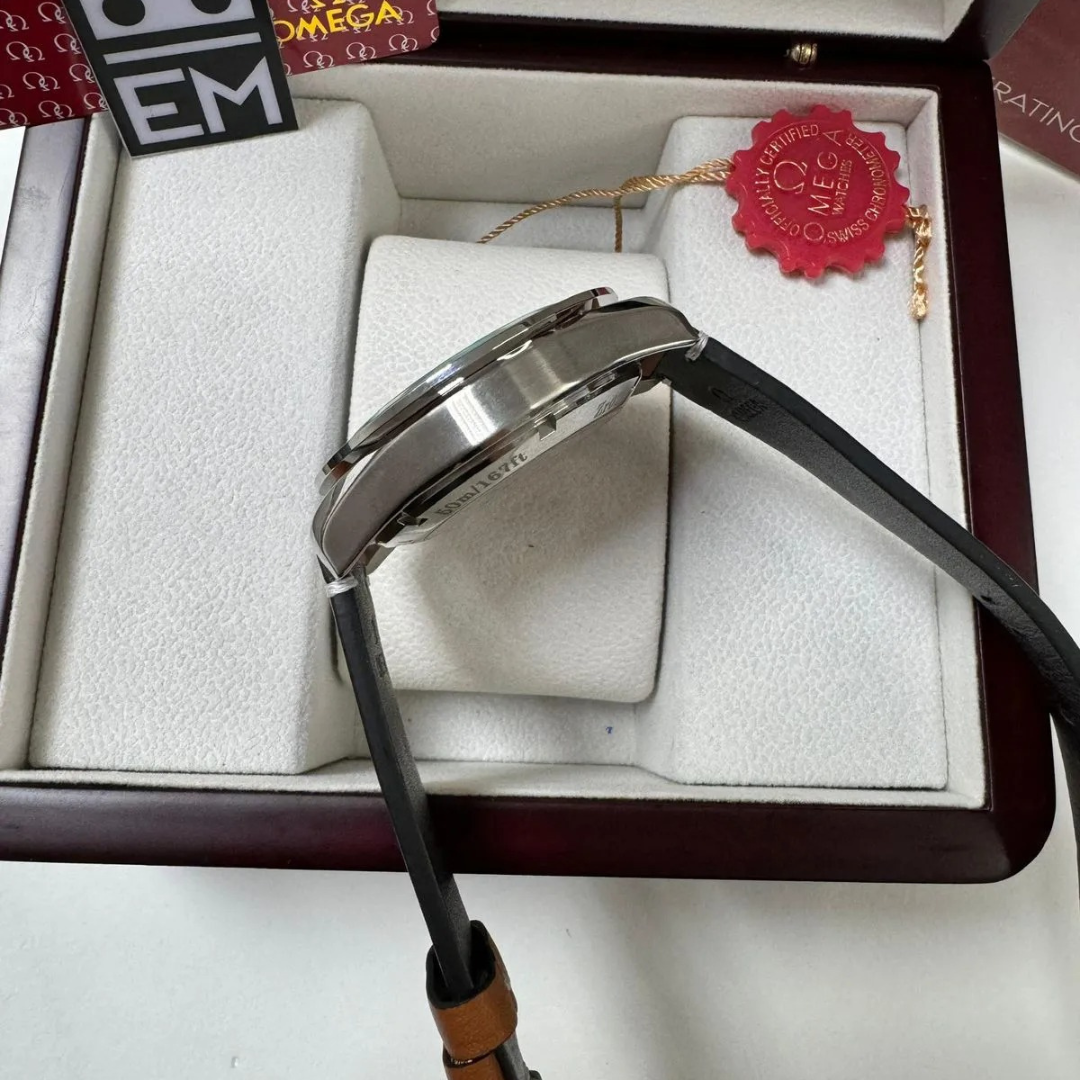 Omega Speedmaster Broad Arrow Schwarz/Silber – 42 mm Cognac-Lederband