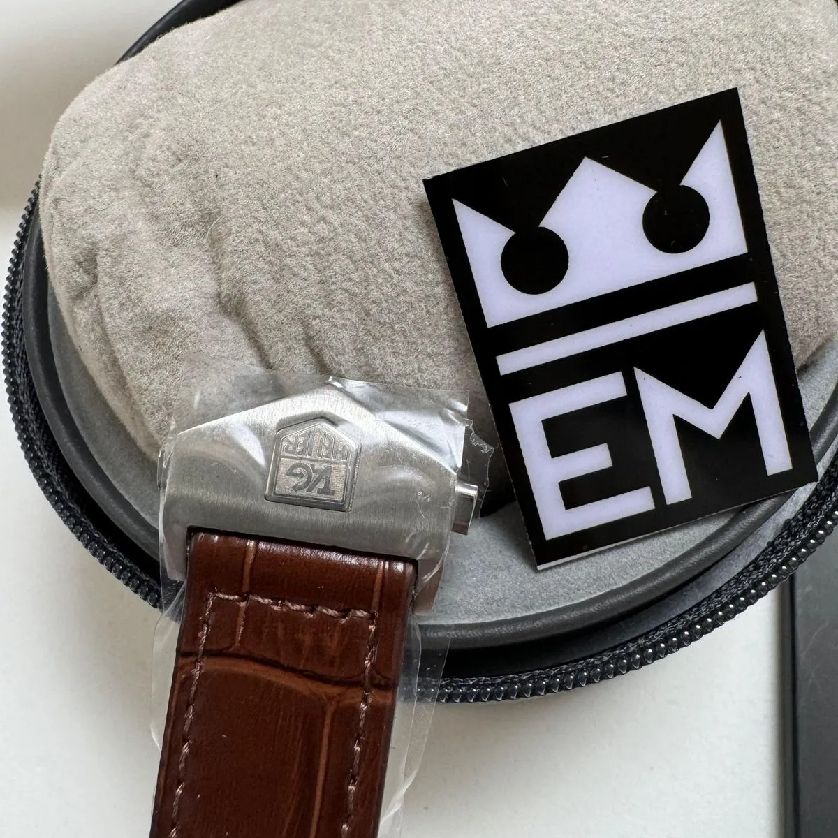 TAG Heuer Carrera Chronograph – Silbernes Zifferblatt & Braunem Lederarmband