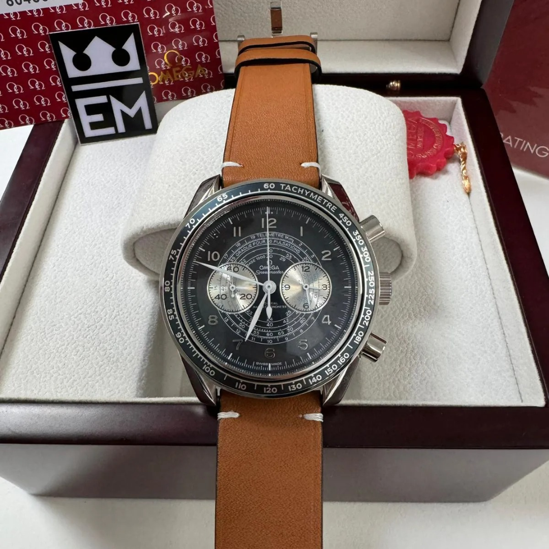 Omega Speedmaster Broad Arrow Schwarz/Silber – 42 mm Cognac-Lederband