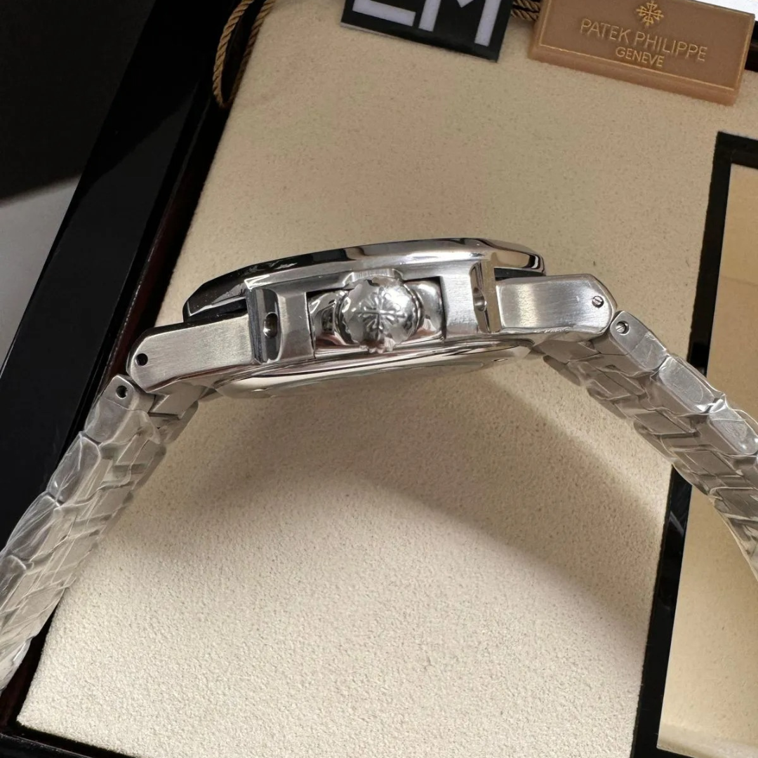 Patek Philippe Nautilus Schwarz