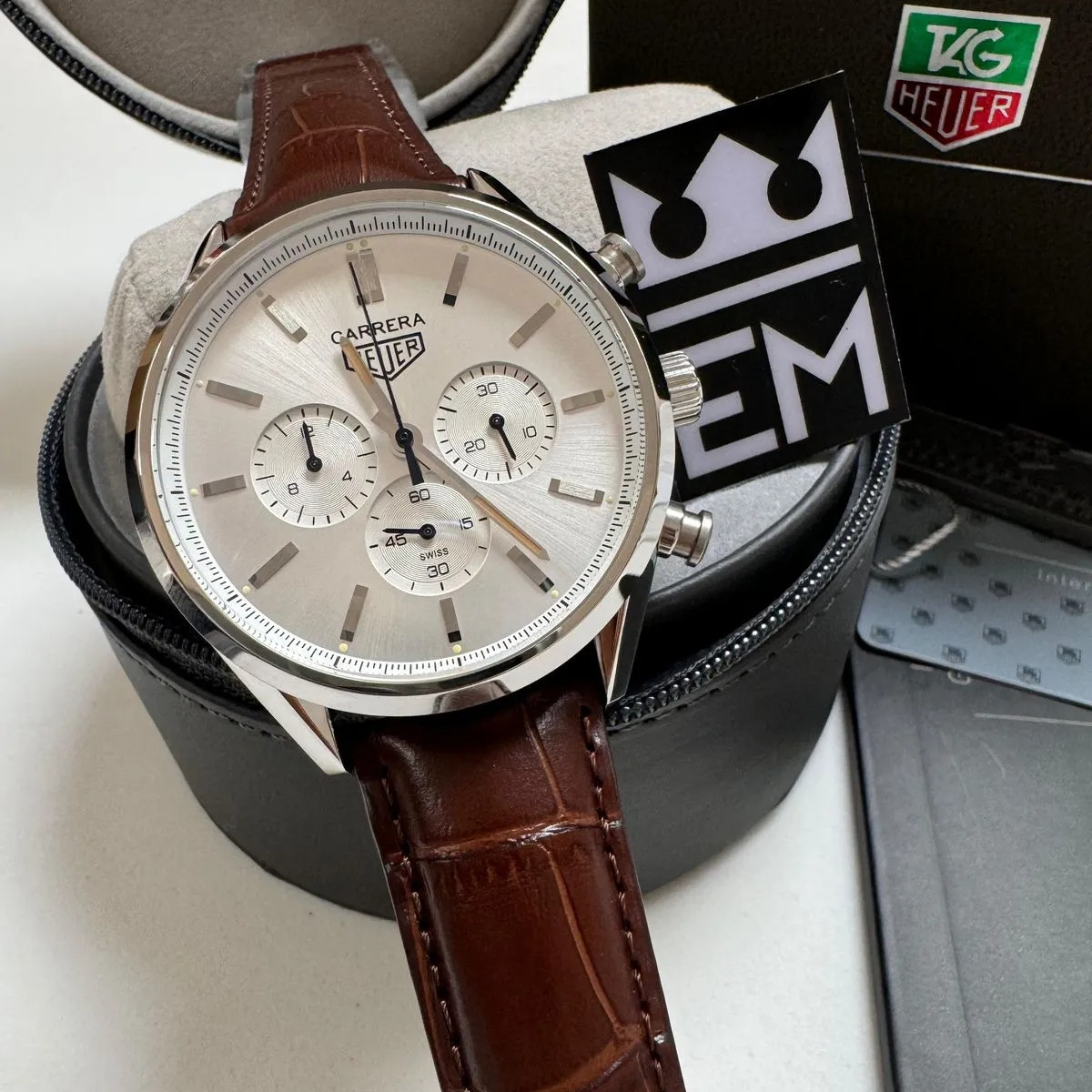 TAG Heuer Carrera Chronograph – Silbernes Zifferblatt & Braunem Lederarmband