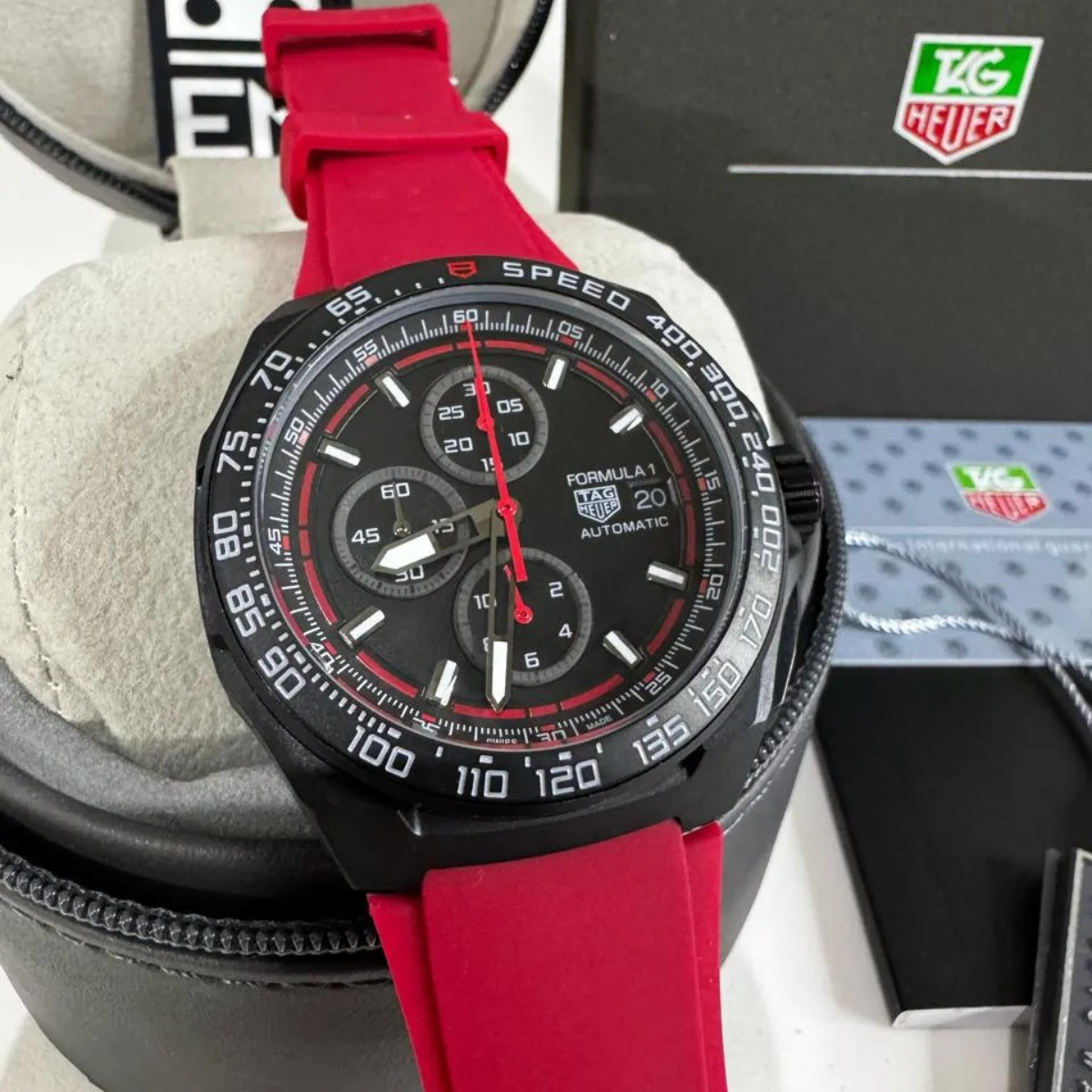 TAG Heuer Formula 1 Automatik Chronograph – Schwarz Rot mit Rotem Kautschukband
