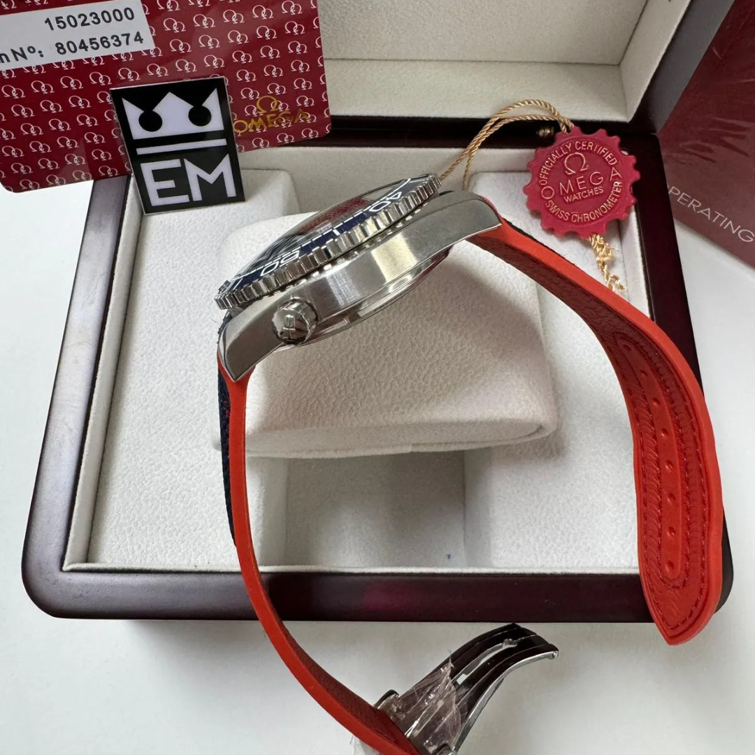 Omega Seamaster Planet Ocean „Co-Axial Master Chronometer“ – Blau/Rot | Textilarmband