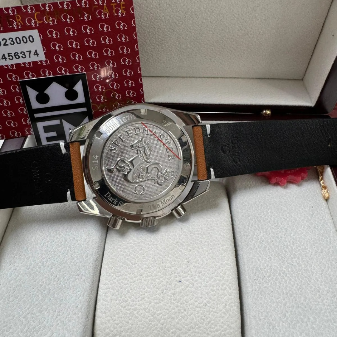 Omega Speedmaster Broad Arrow Schwarz/Silber – 42 mm Cognac-Lederband