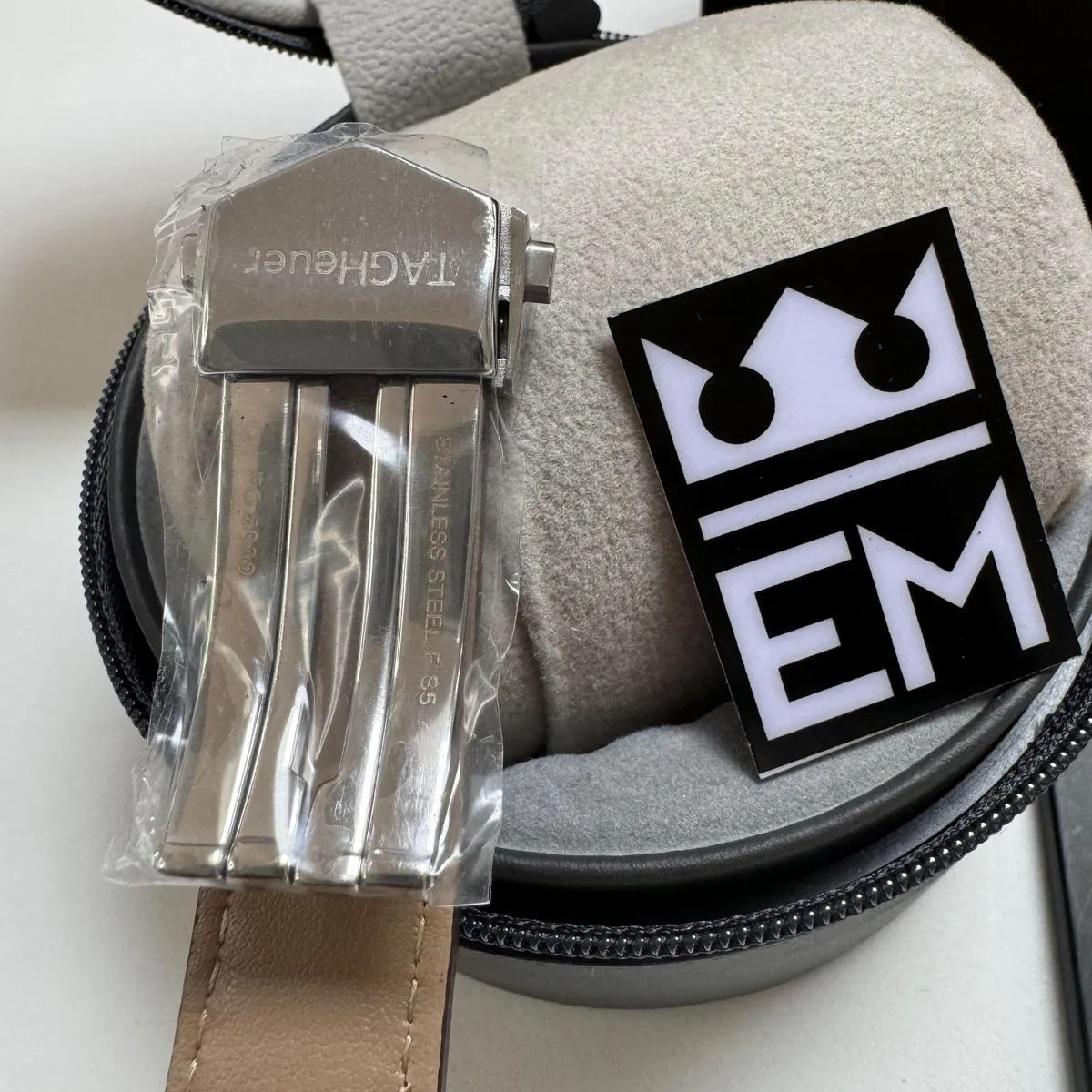 TAG Heuer Carrera Chronograph – Silbernes Zifferblatt & Braunem Lederarmband